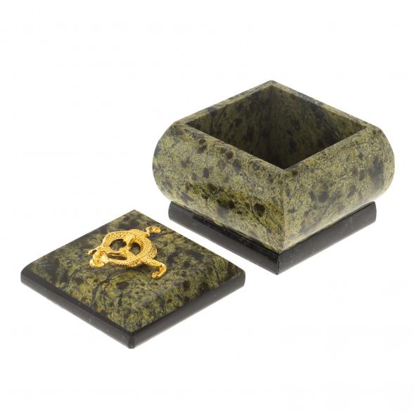 Шкатулка из змеевика с ящерицей 6х6х5,5 см 124560