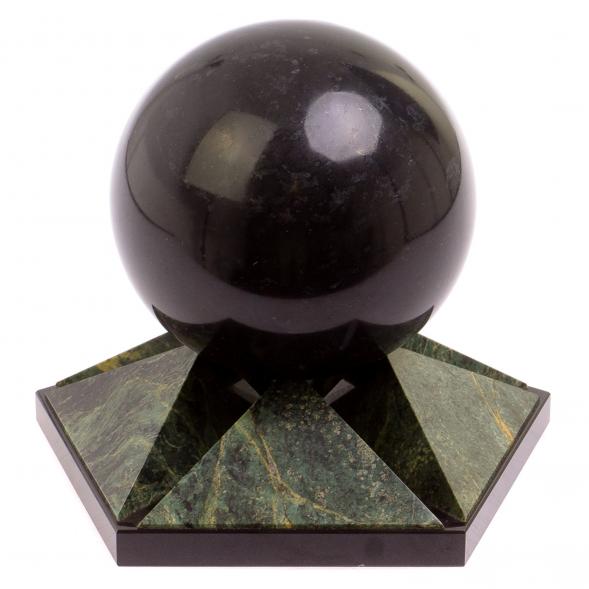 Шар 12,5 см на подставке из змеевика и долерита 126355