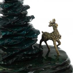 Композиция "Олень у ёлки" из камня змеевик бронза