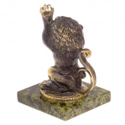 Сувенир из бронзы и змеевика "Лев сидит с поднятой лапой"