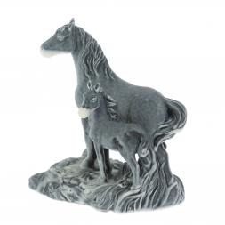 Статуэтка "Лошадь с жеребенком стоят" из мрамолита