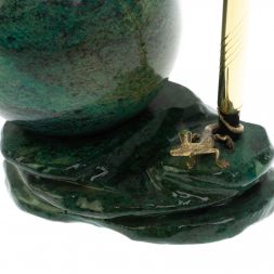 Композиция с шаром "Ящерица на скале" из змеевика