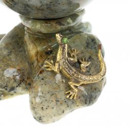 Композиция с шаром и ящерицей из офиокальцита