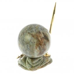 Композиция с шаром и ящерицей из офиокальцита