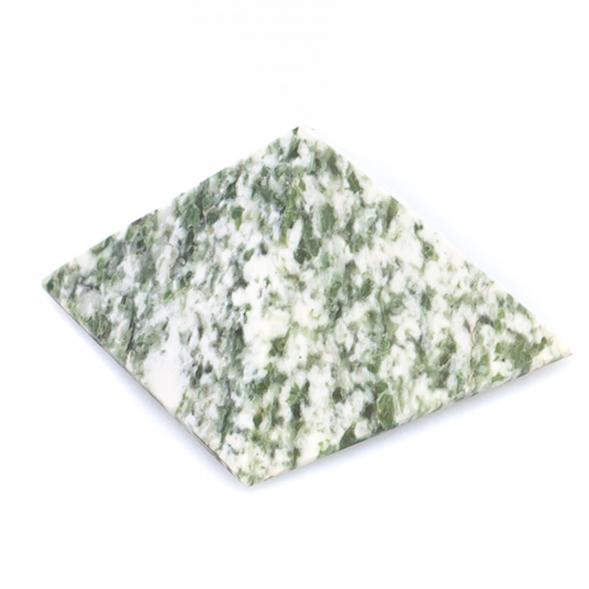 Пирамида жадеит бело-зеленый 4х4х2,5 см 124708