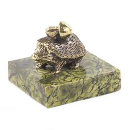 Статуэтка из бронзы на подставке из змеевика "Еж с грибом"