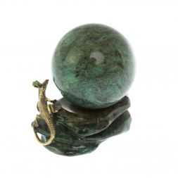 Композиция с шаром и ящерицей из змеевика