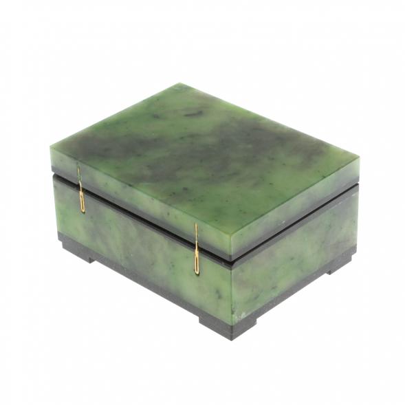 Шкатулка из нефрита 9х6,5х4,5 см 128699