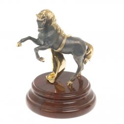 Бронзовая статуэтка &amp;quot;Конь с попоной&amp;quot; на подставке из яшмы