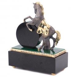 Декоративные часы из малахита &amp;quot;Конь на дыбах&amp;quot; с выдвижным ящиком