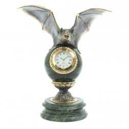 Часы "Летучая мышь" на подставке из камня змеевик