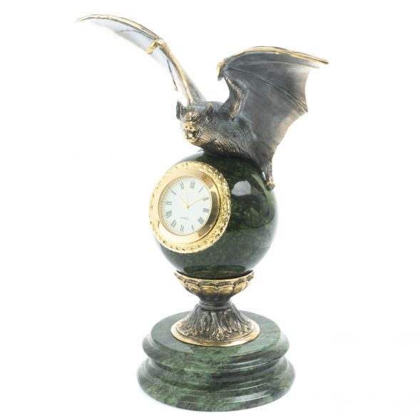 Часы &amp;quot;Летучая мышь&amp;quot; на подставке из камня змеевик 128089