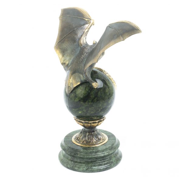 Часы &amp;quot;Летучая мышь&amp;quot; на подставке из камня змеевик 128089