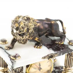 Каменные часы с бронзой "Лев на охоте" камень мрамор