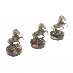 Статуэтка &amp;quot;Конь на дыбах&amp;quot; на подставке из яшмы 5х4,5х7,5 см