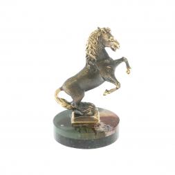 Статуэтка &amp;quot;Конь на дыбах&amp;quot; на подставке из яшмы 5х4,5х7,5 см