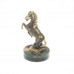 Статуэтка &amp;quot;Конь на дыбах&amp;quot; на подставке из яшмы 5х4,5х7,5 см