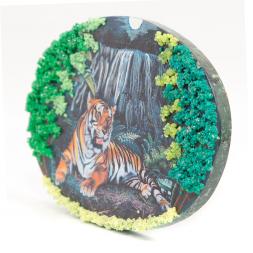 Панно из камня на подставке "Тигр у водопада"