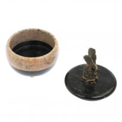 Шкатулка круглая "Орел" из розового мрамора и змеевика 10,5х10,5х13,5 см