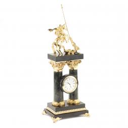 Интерьерные часы "Святой Георгий" на столбах камень офиокальцит бронза