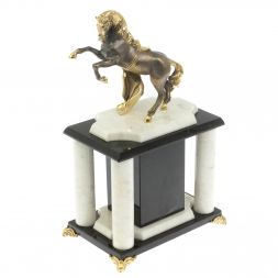 Часы &amp;quot;Конь с попоной&amp;quot; из мрамора