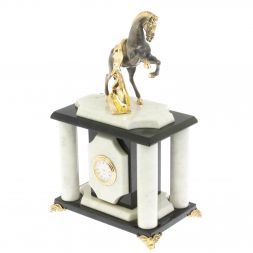Часы &amp;quot;Конь с попоной&amp;quot; из мрамора