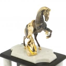 Часы &amp;quot;Конь с попоной&amp;quot; из мрамора