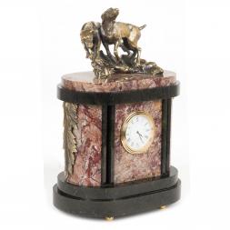 Каминные часы из камня и бронзы "Гончие собаки"