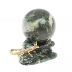 Композиция "Ящерица на скале" с шаром 4,5 см змеевик