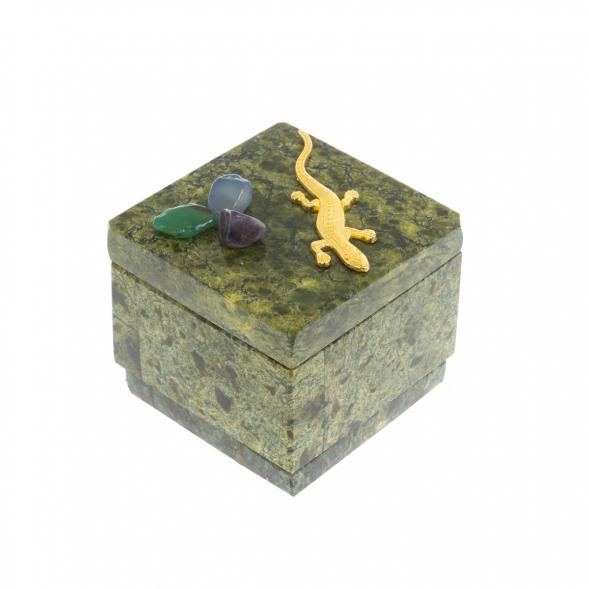 Шкатулка квадратная с ящерицей из змеевика 5,5х5,5х5,5 см 129462