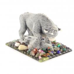 Сувенир "Бык в стойке" из мрамолита на подставке из змеевика