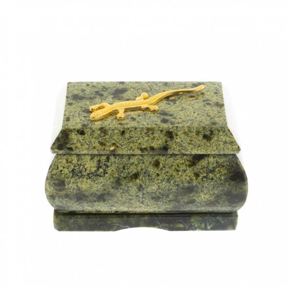 Шкатулка прямоугольная с ящерицей из змеевика 7,5х6х5 см 129465