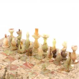 Каменные шахматы из оникса "Игрок" доска 38х38 см
