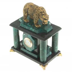 Часы из змеевика с фигуркой из мрамолита &quot;Медведь&quot;