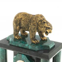 Часы из змеевика с фигуркой из мрамолита &quot;Медведь&quot;