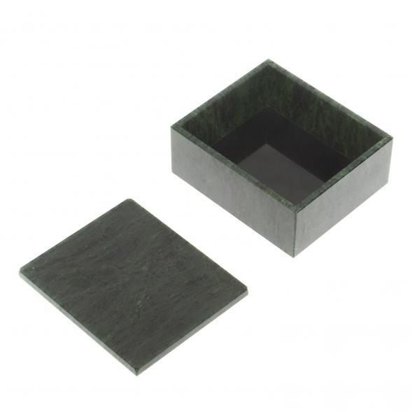 Шкатулка из нефрита на ножках 10х8,5х5,2 см 127108