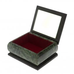 Шкатулка из шабровского змеевика с ящерицей 12х9,5х7,5 см